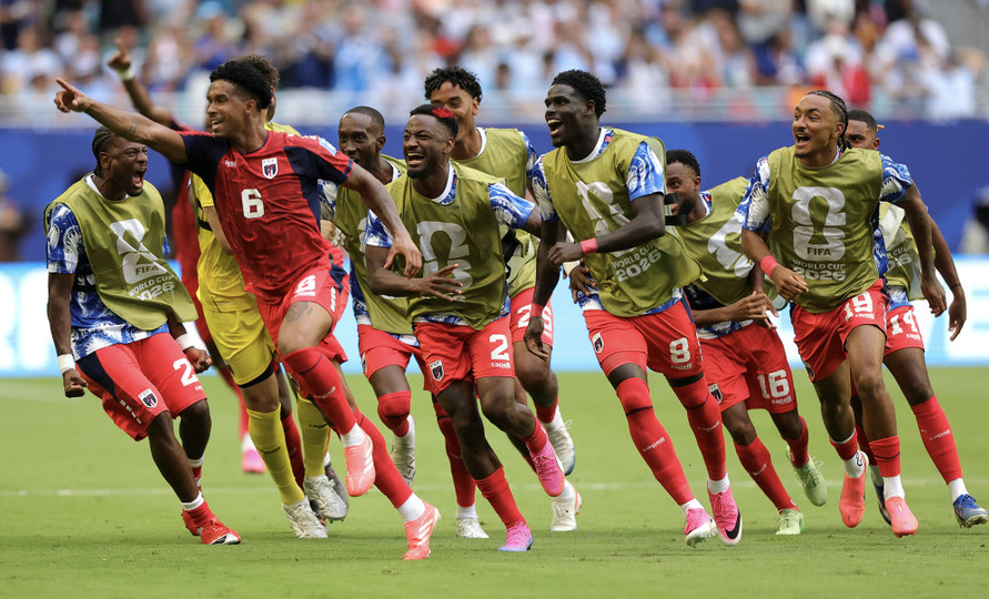 Kevin Pina and his Cape Verde teammates celebrate after scoring their opening goal against Uruguay in Miami Gardens, Florida, on June 21, Sunday (Alex Slitz / Getty Images)