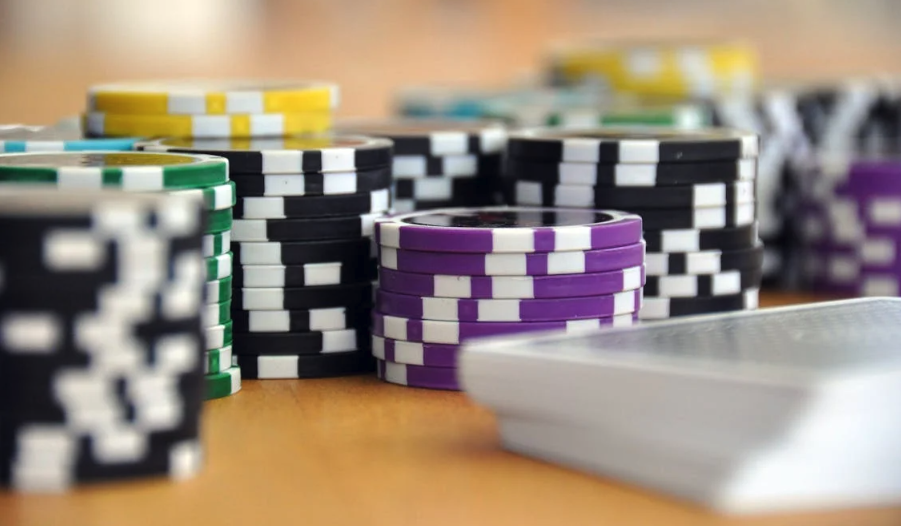 Photo by Pixabay: https://www.pexels.com/photo/blue-green-and-purple-poker-chips-39856/
